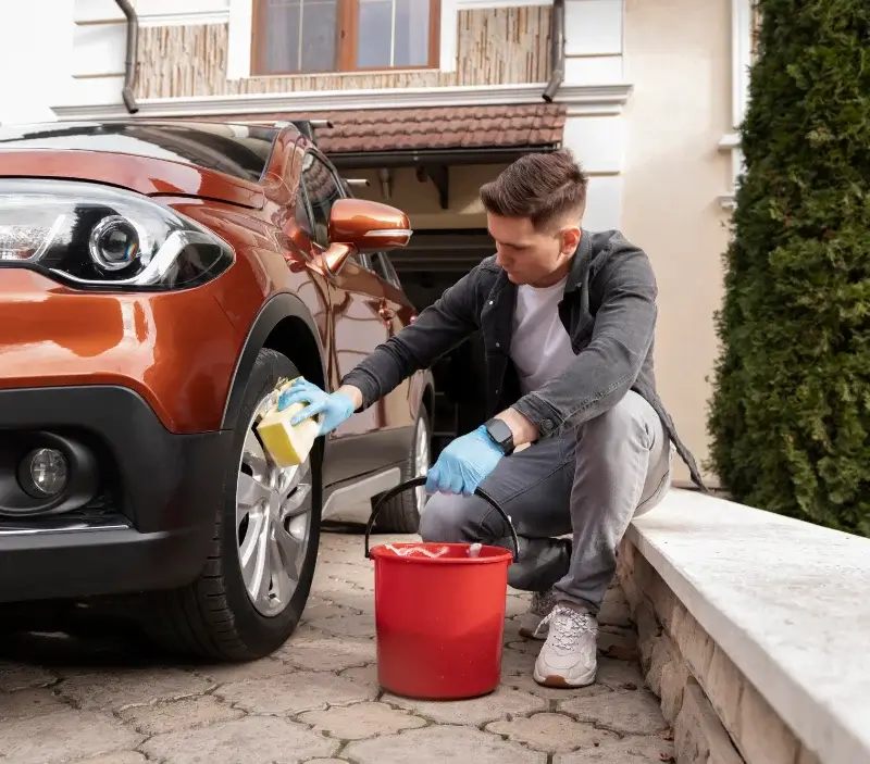 Lavage auto à domicile Châtillon-sous-les-Côtes : professionnel intervenant sur un véhicule